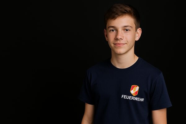 Junger Mann mit Feuerwehr tshirt